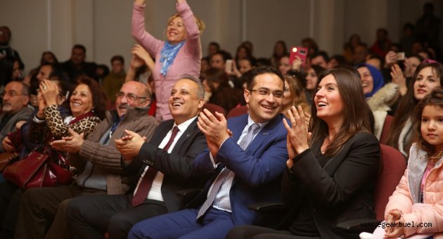  Umut Oğuz “Mıknatıs”la Buca’yı kahkahaya boğdu
