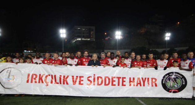 Ünlü futbolcular “ Irkçılık ve şiddet’’e Bayraklı’dan dur dedi
