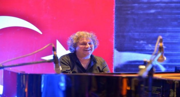 Ünlü piyanistten Alsancak Garı'nda nostaljik konser