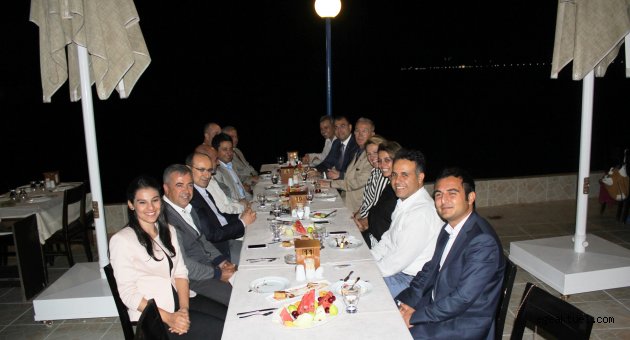 Urla Kaymakamı ve Belediye Başkanı iftar verdi