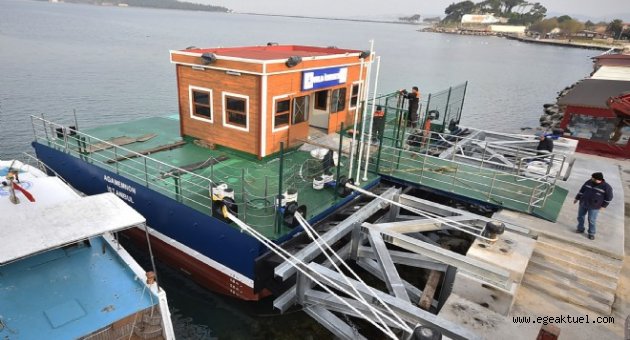 Urla yolcusu vapurla buluşuyor