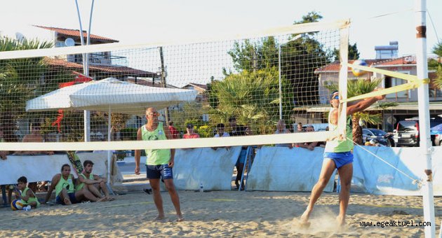 Yeni Foça'da voleybol turnuvası yapıldı
