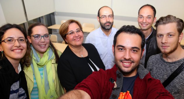 Yeniden öğrenci sıralarına oturdu