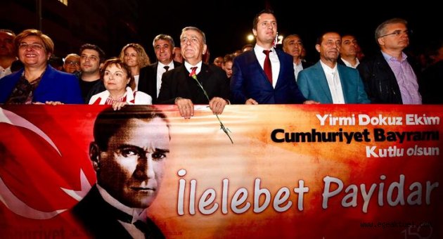 Yer gök Cumhuriyet ışığıyla aydınlandı