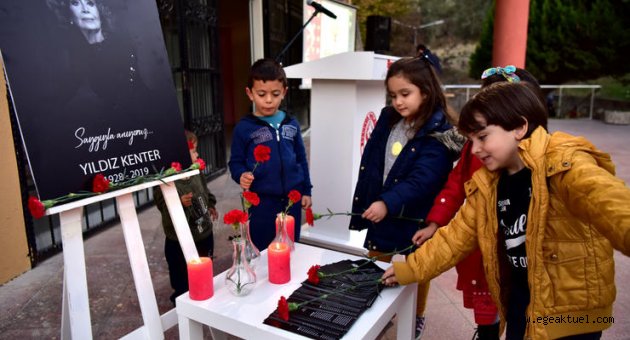 Yıldız Kenter Bornova'da adını taşıyan sahnede anıldı