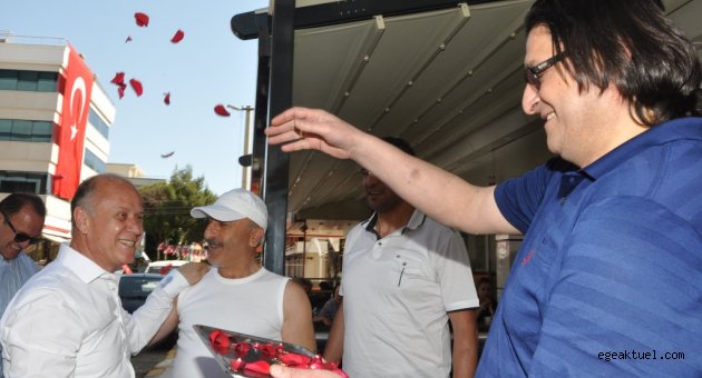 Yollarına gül döktüler