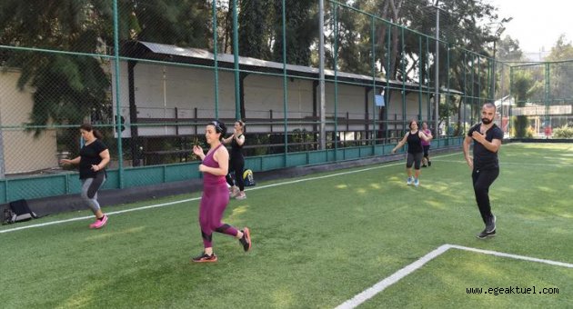 Zumba dersleri açık alanda