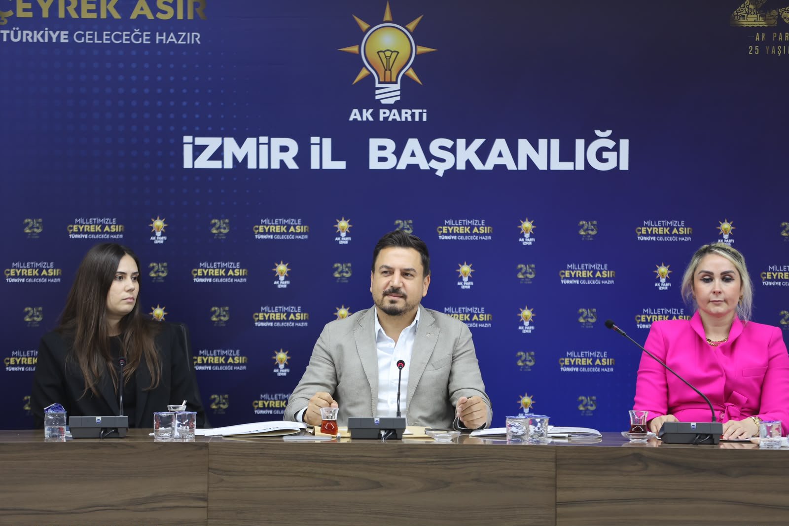AK Parti İzmir’den 30 İlçe Tanıtım ve Medya Başkanları toplantısı gerçekleşti.