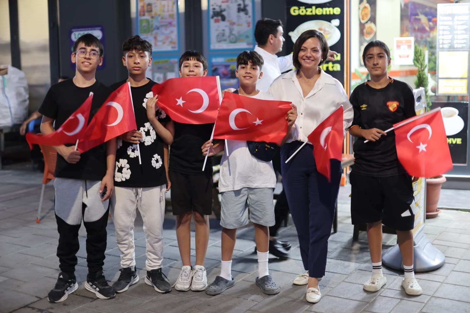 Karabağlar 30 Ağustos'ta Türk bayraklarıyla donatıldı