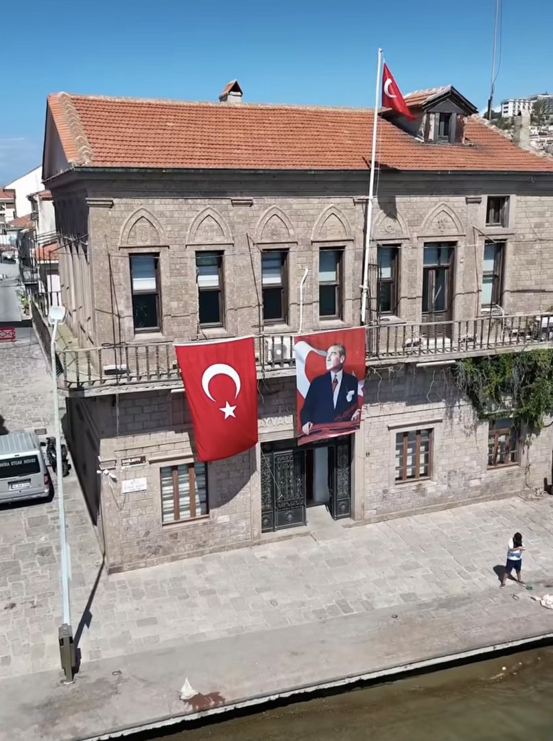 AYVALIK KIRMIZI BEYAZA BÜRÜNDÜ 