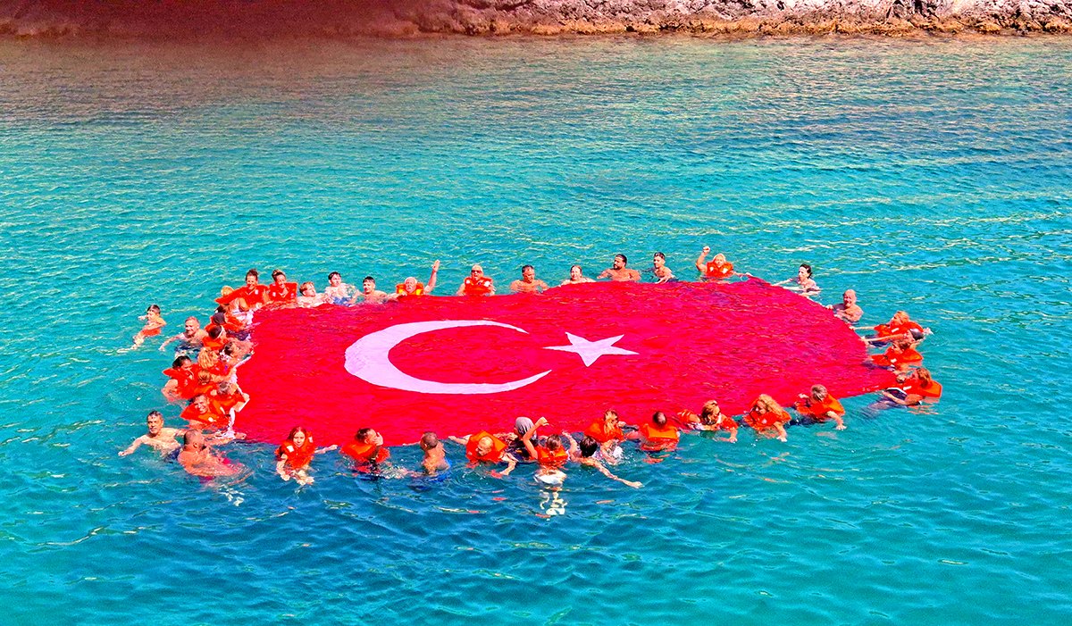 Çeşme’de kadınlar bayrağı denizin üzerinde dalgalandırdı  